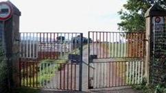 Stop alle passeggiate ma cancelli e reti non sono fuorilegge