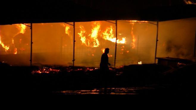 Villacidro, il fuoco devasta due aziende agricole 