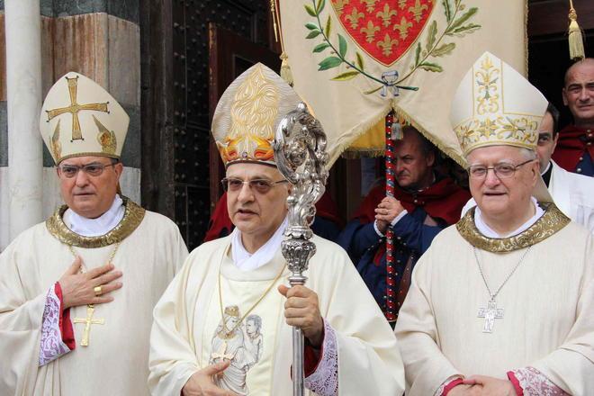 Un tris di vescovi benedice l’avvio della grande festa di Prato 