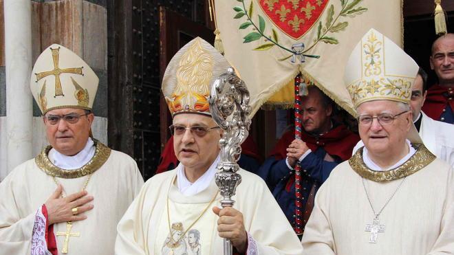 Un tris di vescovi benedice l’avvio della grande festa di Prato