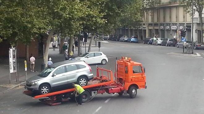 L’altra faccia della festa di Prato: auto rimosse e proteste per il rumore