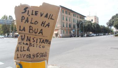 A mali estremi... sulla buca spunta il cartello fai da te