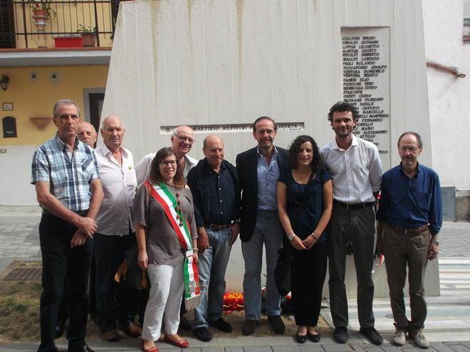 Prato, ciclisti e politici depongono una corona ai Martiri di Figline 
