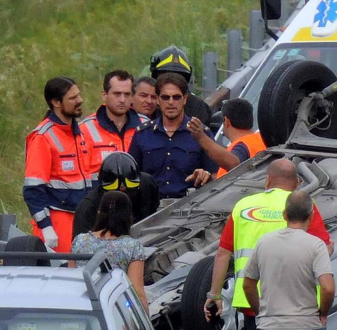 Auto ribalta, paura in autostrada 