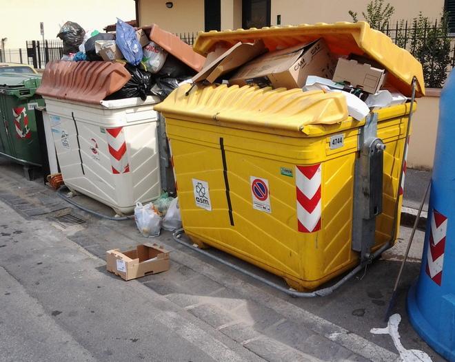 Prato, l’assedio dei rifiuti sotto le finestre di casa 