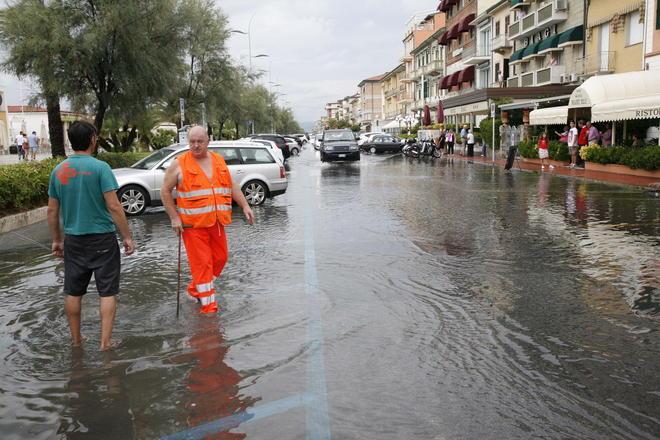 Maltempo: tre ore di pioggia e la Versilia finisce sott’acqua 