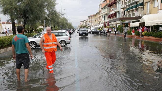 Maltempo: tre ore di pioggia e la Versilia finisce sott’acqua