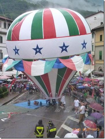 La mongolfiera bagnata dalla pioggia si squarcia e ricade tra la folla 