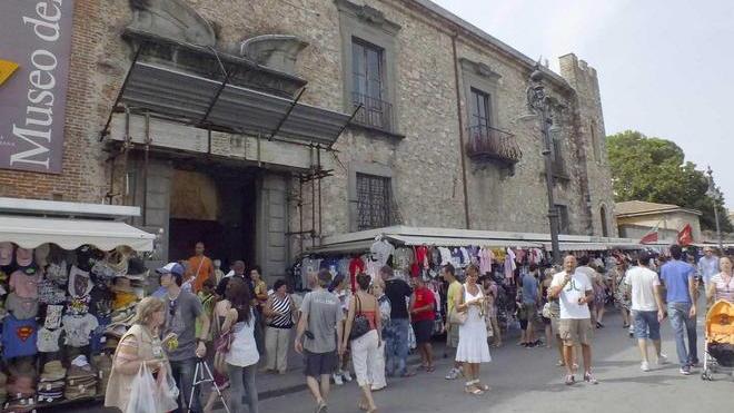 «Bancarelle smontate a rischio rottura»