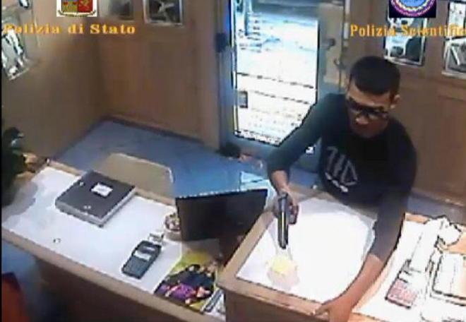 Arrestato il rapinatore del colpo da “Oro più” 