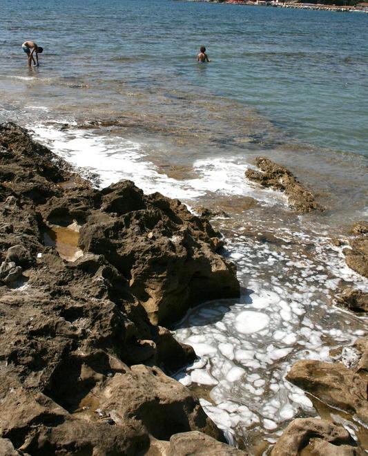 Schiuma in mare, via all’indagine nelle case e nei bagni dei Pungenti 
