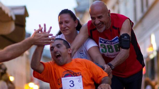 Applausi scroscianti per i cento metri in carrozzella