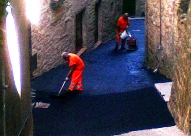 Bitume nero nell’antica strada del paese 
