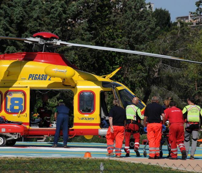 Grave pensionato travolto dal trattore che si ribalta