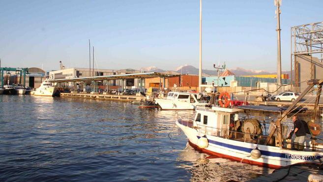 Un pontile galleggiante al posto del porto turistico