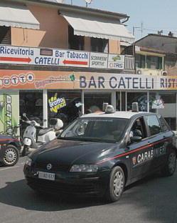Barbiere mostra i genitali in un locale a San Vito