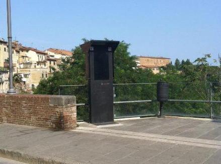 Un totem nuovo e soprattutto anti-vandalo 