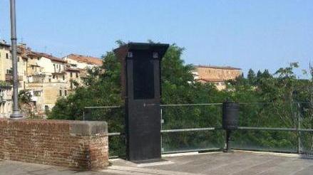Un totem nuovo e soprattutto anti-vandalo