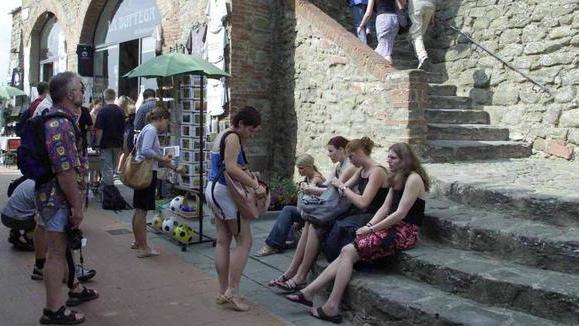 Il turismo resiste alla crisi e segna anche un record