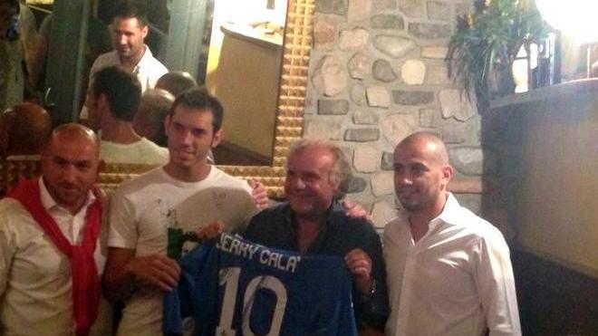 Jerry Calà riceve la maglia del Prato calcio