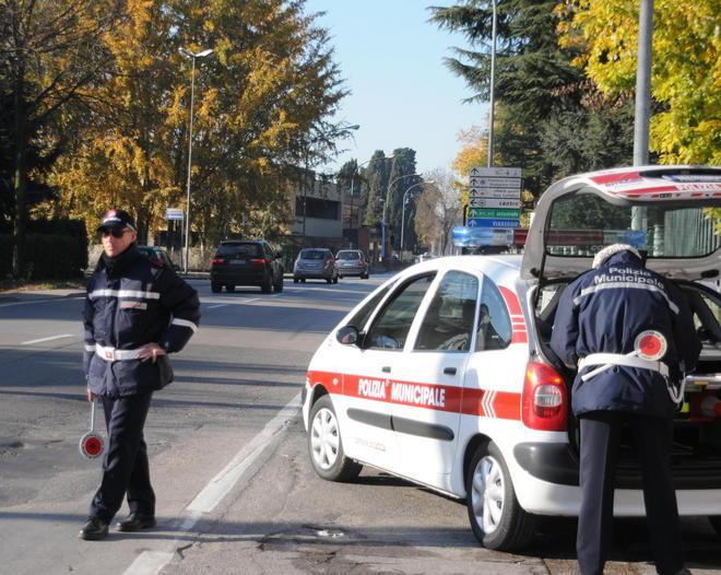 Fuggono dopo gli incidenti rintracciati e denunciati 
