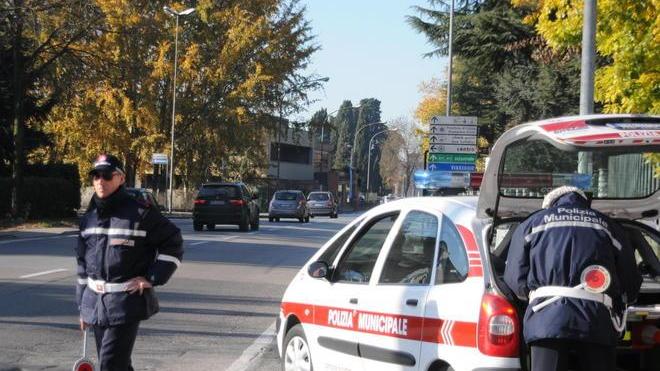 Fuggono dopo gli incidenti rintracciati e denunciati