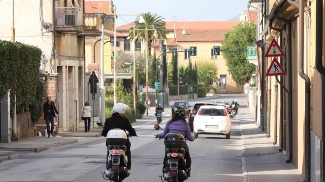 Scivola sull’asfalto bagnato, grave uno scooterista
