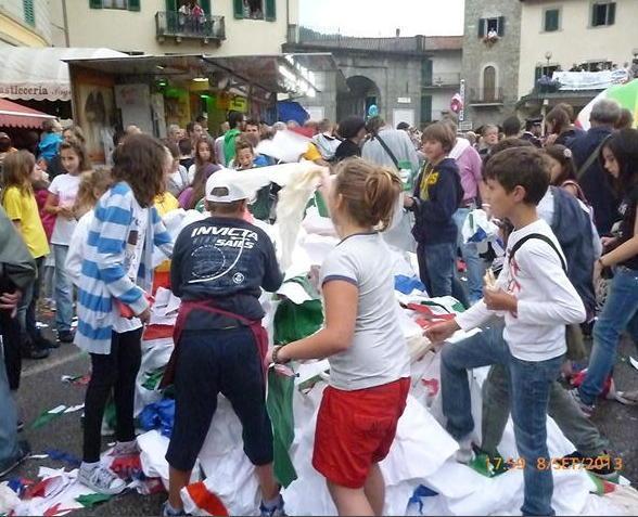 La mongolfiera bagnata si squarcia e ricade sul banco dei brigidini