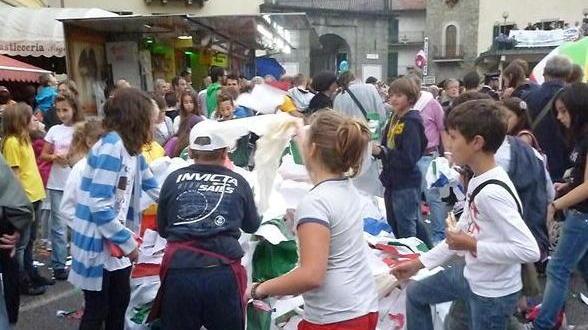 La mongolfiera bagnata si squarcia e ricade sul banco dei brigidini