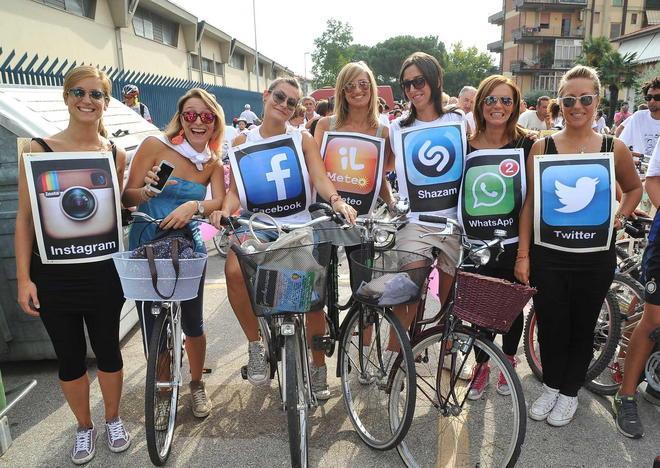 L’invasione festosa dei 2500 ciclisti 