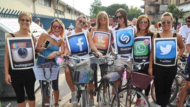 L’invasione festosa dei 2500 ciclisti