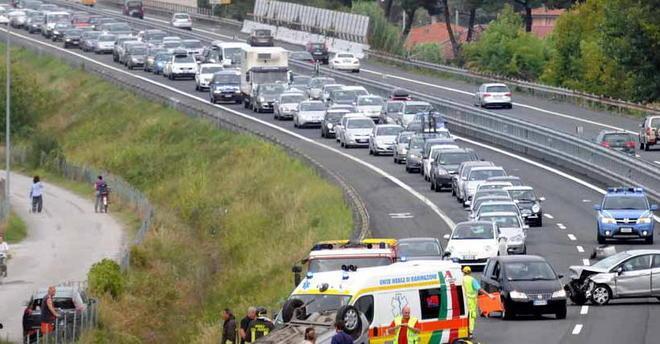 Auto ribaltata Traffico in tilt in autostrada
