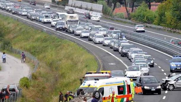 Auto ribaltata Traffico in tilt in autostrada