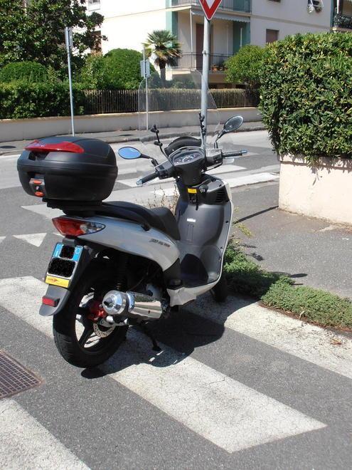 Incivile quello scooter sulle strisce 
