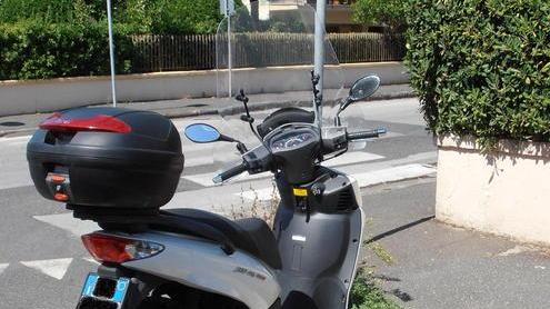Incivile quello scooter sulle strisce
