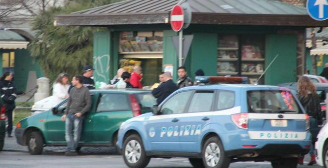 Accoltella l’ex fidanzato in piazza Cavour 