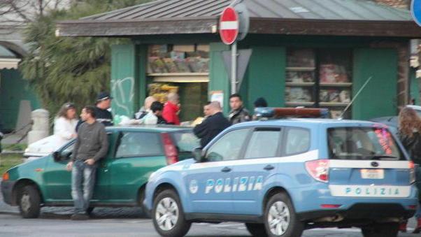 Accoltella l’ex fidanzato in piazza Cavour