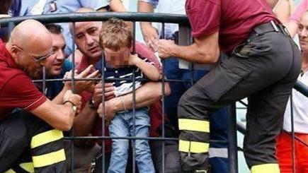 Baby tifoso bianconero incastrato in tribuna