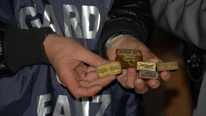 Contraffazione: Gdf sequestra 4000 pezzi false griffe a Massa