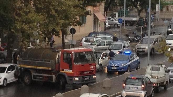 Camion dell’Asa contro un’auto traffico in tilt sul viale Alfieri