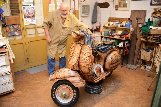 Una Vespa in cuoio, nuovo gioiello per il Museo Piaggio 