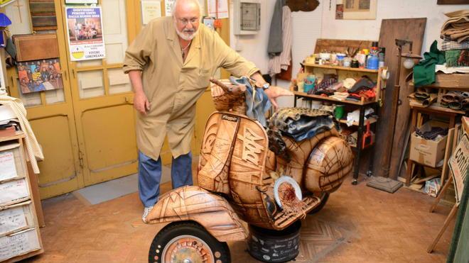 Una Vespa in cuoio, nuovo gioiello per il Museo Piaggio