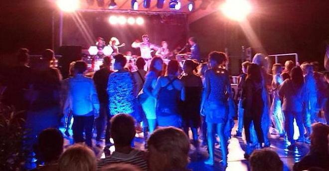Padre Nike e musica anni ‘60 alla festa di Santa Croce