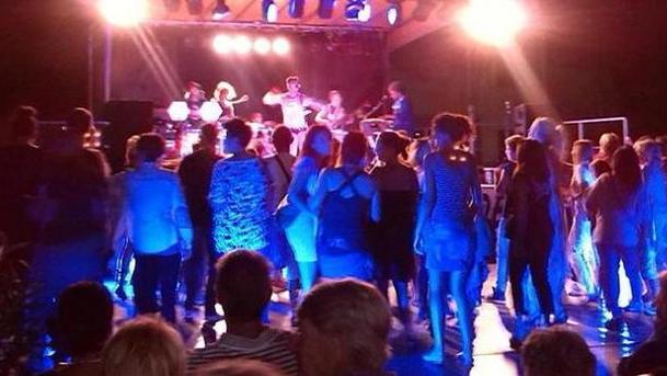 Padre Nike e musica anni ‘60 alla festa di Santa Croce
