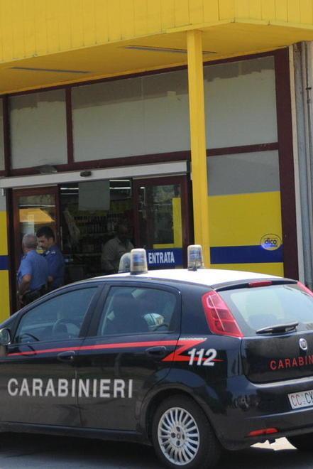 Rubano al Carrefour con il bebé al seguito