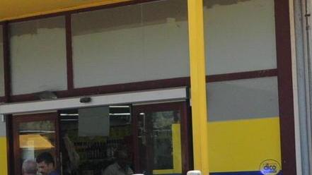 Rubano al Carrefour con il bebé al seguito