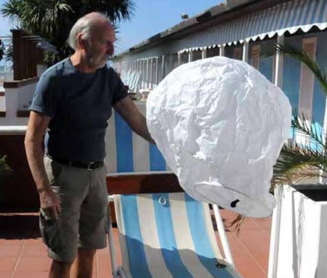 Paura in spiaggia: lettino bruciato da una lanterna