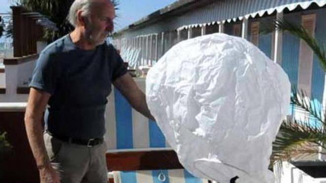 Paura in spiaggia: lettino bruciato da una lanterna