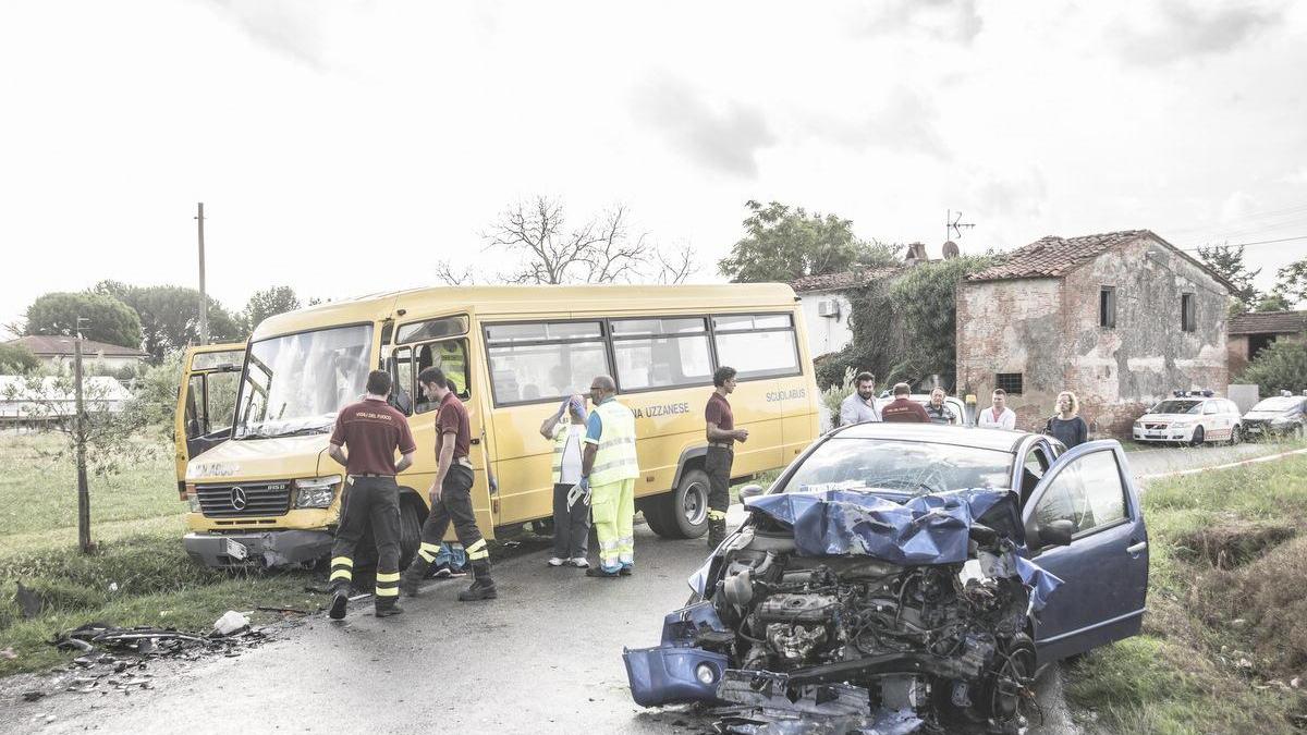Scontro tra uno scuolabus e un’auto, tre bimbi feriti a Chiesina