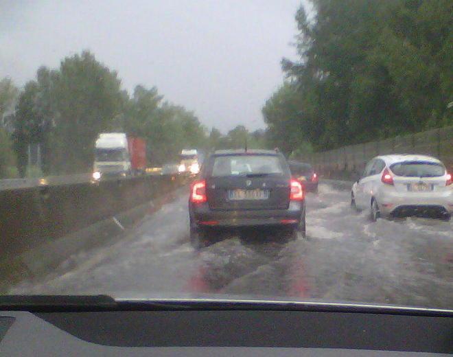 Superstrada allagata, lunghe code e tanti disagi
